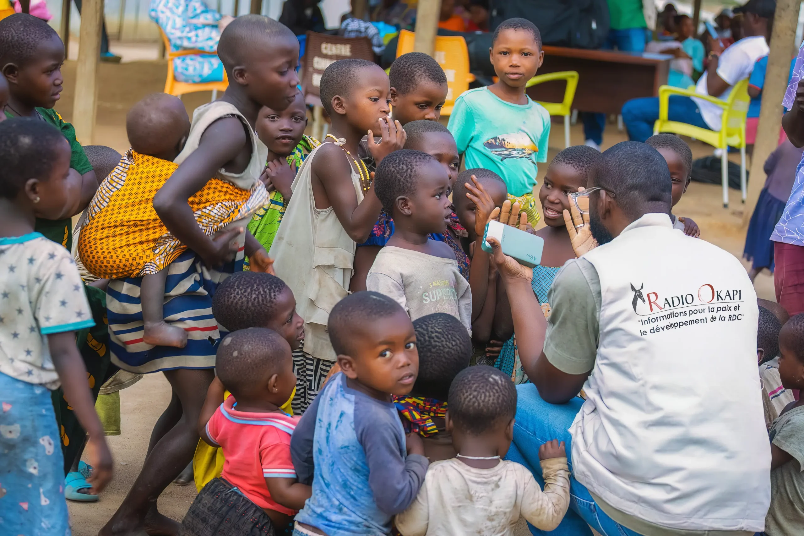 Photo lors d'une descente sur terrain des journalistes et staff de la Radio Okapi au camp de déplacés de Kigonze, à Bunia, en Ituri. 2025